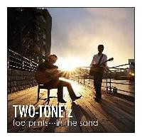 footprintsEEEIn the sand